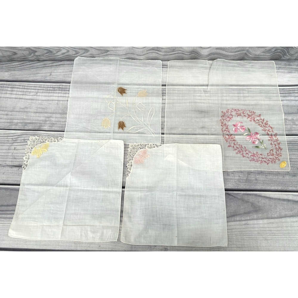 LOT OF 4 VINTAGE EMBROIDERED HANKERCHIEFS - FLORAL / BUTTERFLIES ‎      *10